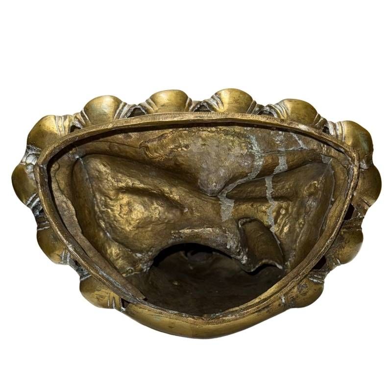 Antiker Buddha im Lotussitz, feuervergoldetes Metall, 18.-19. Jahrhundert, handgearbeitetes Sakralobjekt mit warmer Goldpatina, Lot 425.