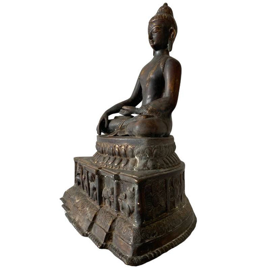 Detailansicht eines antiken Himalaya-Buddhas mit Tierpaneelen auf dem Bronzethron