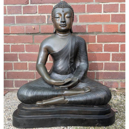klassische meditationspose mit geschlossenen haenden