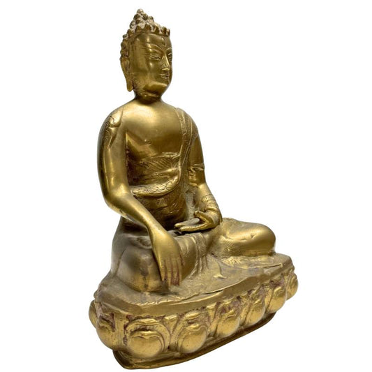 Nahaufnahme der tiefen Handgravuren auf dem Gewand der Buddha-Statue
