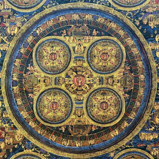 Symmetrisches Vajradhatu-Mandala Thangka aus Nepal, Komposition der fünf Dhyani-Buddhas mit feinem Linienwerk und Goldakzenten, handgemalt auf Stoff mit ritueller Patina, 1stbuddha.
