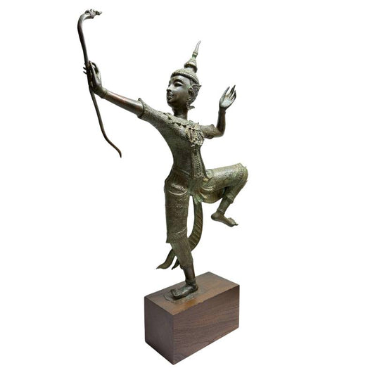 Große Rama Skulptur aus Bronze, Thailand, dynamische Haltung, 83 cm hoch, 12,2 kg schwer, dunkle Patina, auf Holzsockel montiert, Lot 445, 1stbuddha.