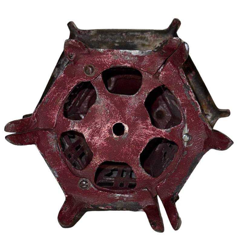 Detailaufnahme der authentischen roten Patina auf dem antiken Gusseisen.