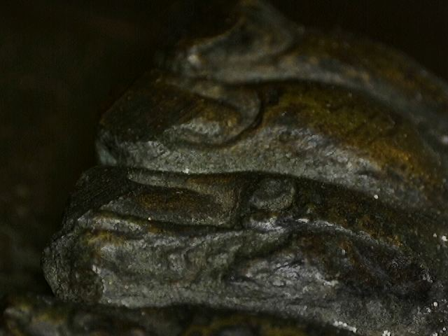 Mikroskopisches Detail der Korrosionsstruktur einer thailändischen Bronze. Natürliche mineralische Ausblühungen und interkristalline Korrosion als Authentizitätsnachweis für die 83 cm Rama-Statue, Lot 445, 1stbuddha.