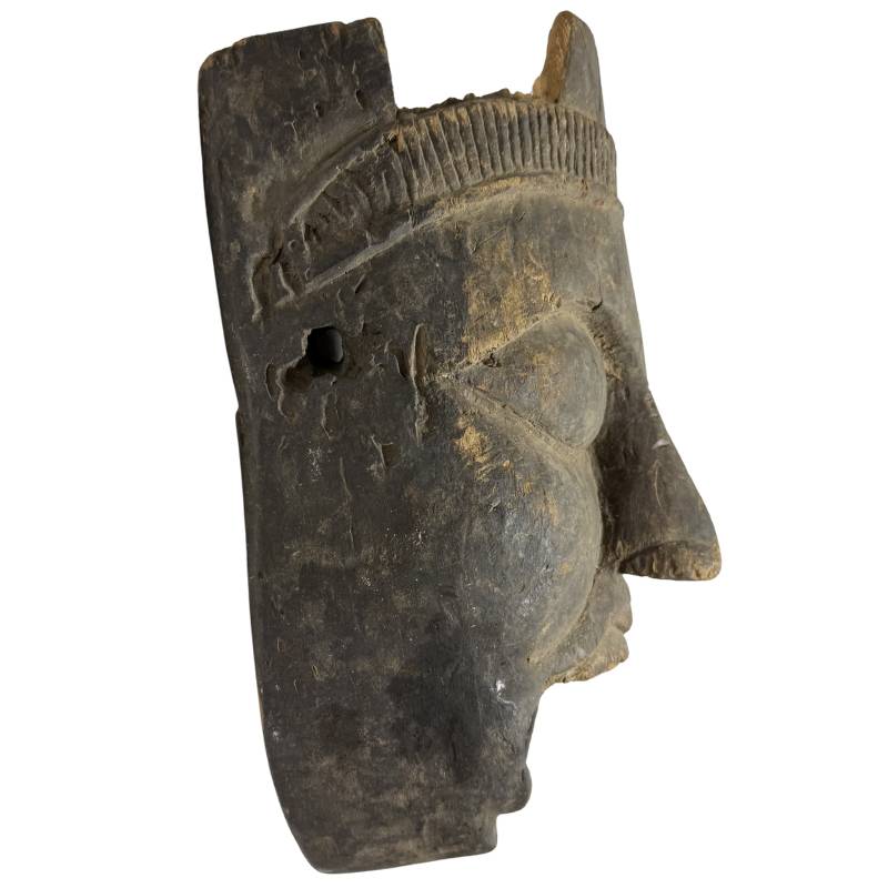 Authentische afrikanische Holzmaske mit gewachsener Oberfläche und Nutzungsspuren  