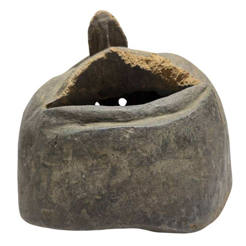 Afrikanische Holzmaske mit starkem Gesichtsausdruck als rituelles Objekt  
