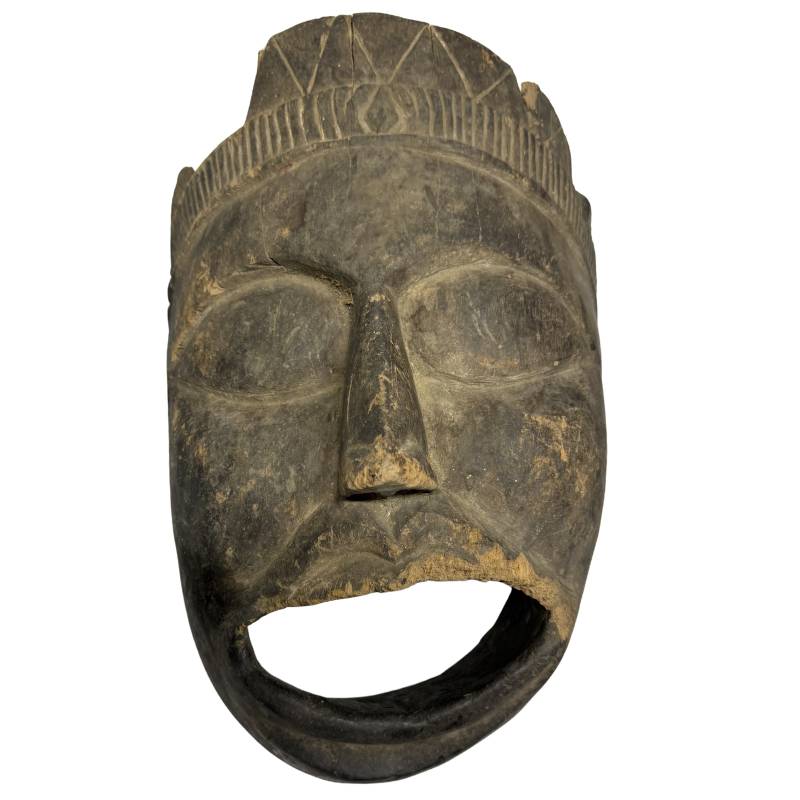 Afrikanische Holzmaske als Ritualobjekt aus handgeschnitztem Holz mit gewachsener Patina  