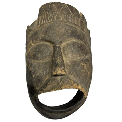 Afrikanische Holzmaske als Ritualobjekt aus handgeschnitztem Holz mit gewachsener Patina  