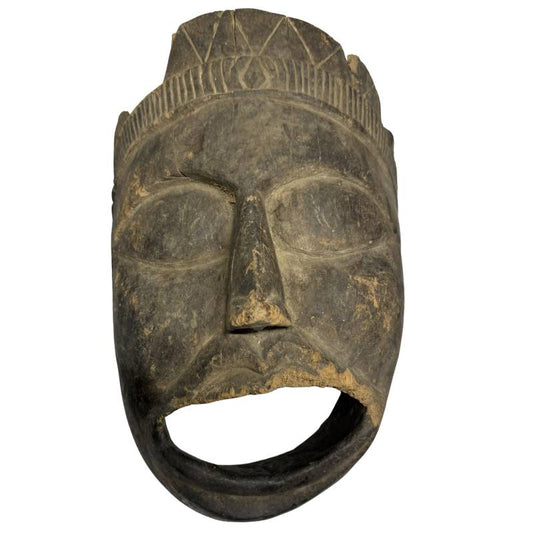 Afrikanische Holzmaske als Ritualobjekt aus handgeschnitztem Holz mit gewachsener Patina  