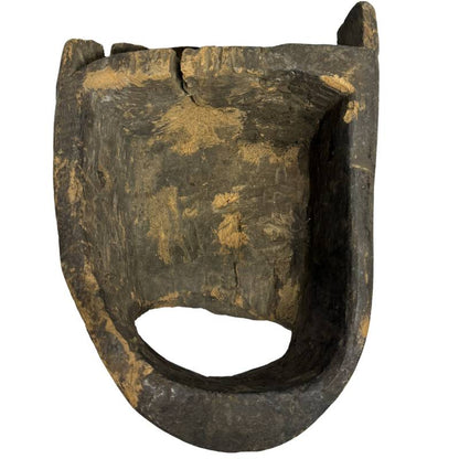 Afrikanische Holzmaske als zeremonielles Objekt mit Nutzungsspuren und natürlicher Patina  