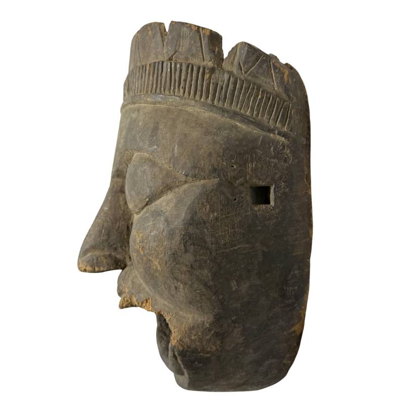 Afrikanische Maske aus Holz als rituelles Objekt mit sichtbarer Alterung  