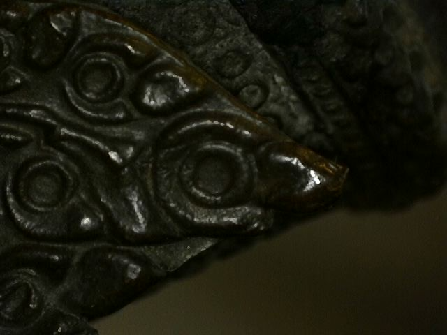Mikro-Foto einer gealterten thailändischen Bronze-Oberfläche. Die Aufnahme zeigt die natürliche Mineralisierung, tiefsitzende Oxidationsschichten und eine authentische Edelpatina als Echtheitsnachweis für die 83 cm Rama-Statue, Lot 445, 1stbuddha.