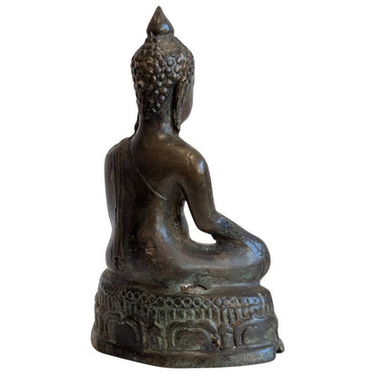 Antikes buddhistisches Gebrauchsgegenstand aus massiver Bronze, Buddha in Erdberührung (Bhumisparsha), Südostasien, sichtbare Alterspatina, Lot 149.
