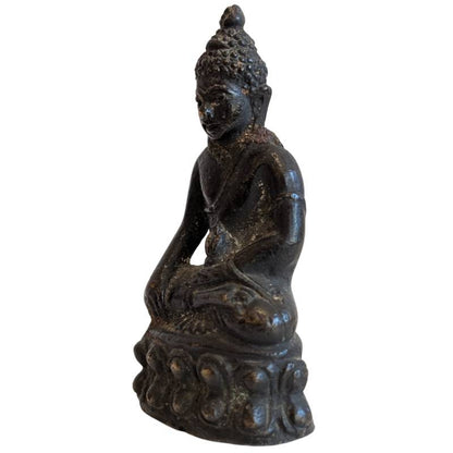 Altes buddhistisches Reisebildnis aus massiver Bronze mit Kalasha-Vase, Mahayana-Stil mit Restvergoldung und natürlicher Alterspatina, Lot 148.