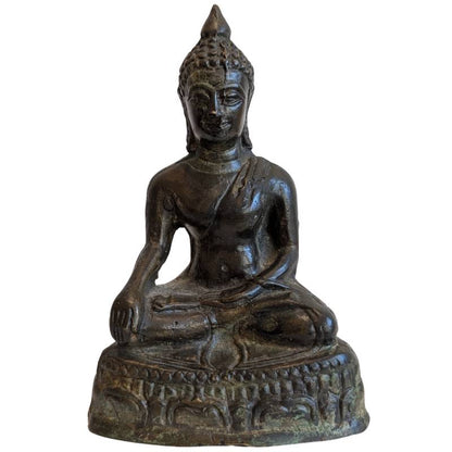 Altes rituelles Buddhabildnis aus massiver Bronze, Südostasien, Darstellung in Erdberührung (Bhumisparsha Mudra), authentische Gebrauchsspuren, Lot 149.