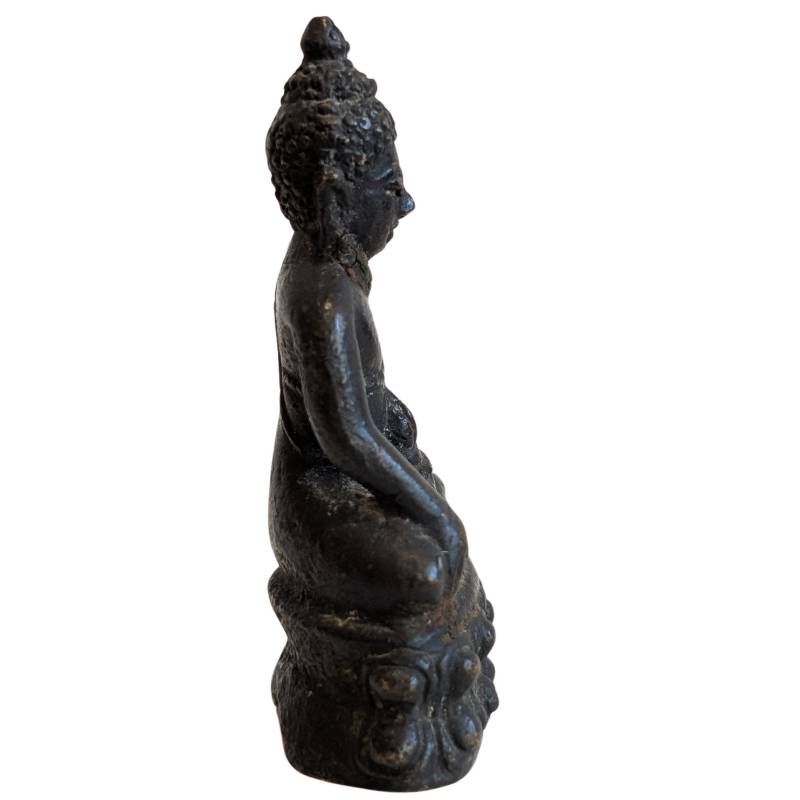 Altes Mahayana-Reisebildnis aus massiver Bronze mit Kalasha-Symbolik, Restvergoldung und charakteristischer Alterspatina, Lot 148.