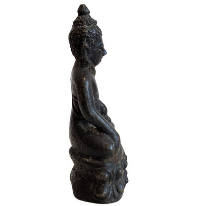 Altes Mahayana-Reisebildnis aus massiver Bronze mit Kalasha-Symbolik, Restvergoldung und charakteristischer Alterspatina, Lot 148.
