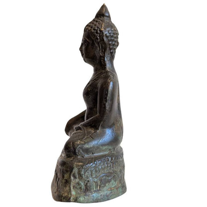 Altes buddhistisches Tempel-Bildnis aus massiver Bronze, Buddha in Erdberührung (Bhumisparsha Mudra), Südostasien, authentische Alterspatina, Lot 149.