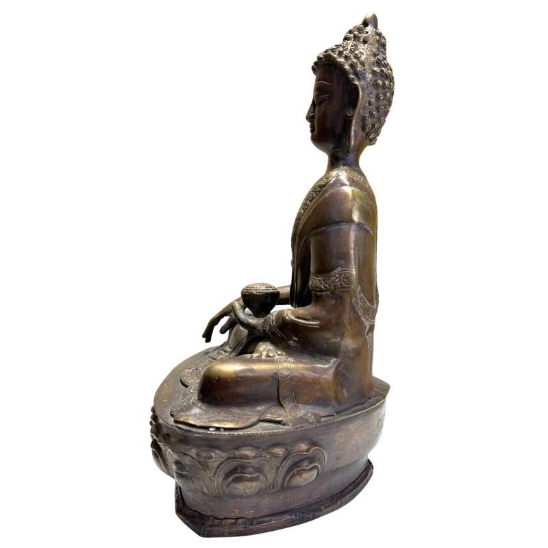 Nahaufnahme des Gesichts eines antiken Medizin-Buddhas aus Bronze, Himalaya-Region, meditative Mimik, natürliche Patina, 18.-19. Jahrhundert, Lot 430