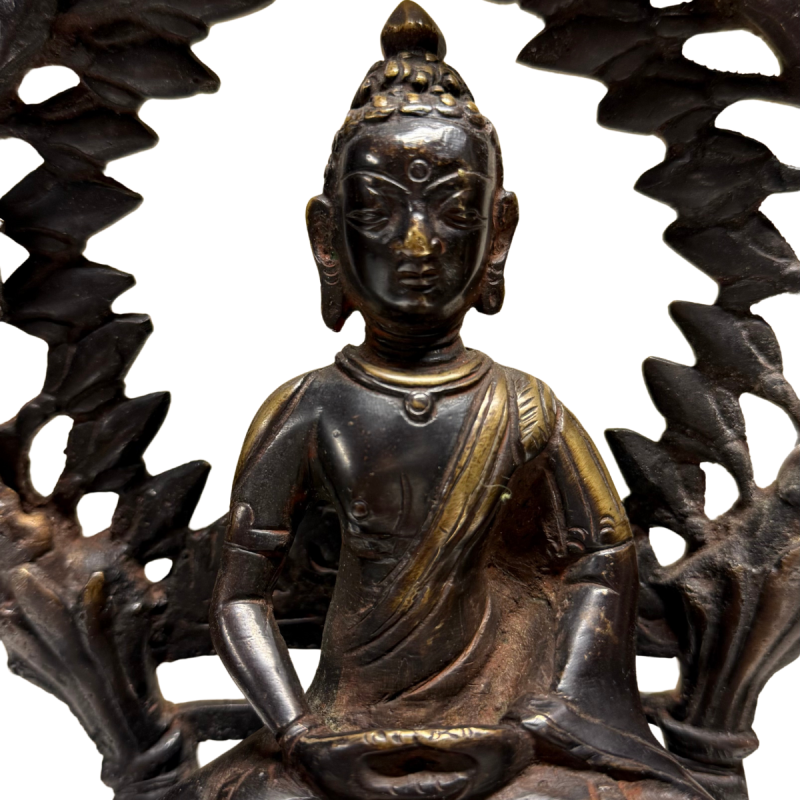 Antike Bronze-Statue eines Shakyamuni Buddha aus dem Himalaya, 17.-18. Jh., feuervergoldet, mit prachtvoller Aureole, 35 cm, 5,4 kg, Lot 406.
