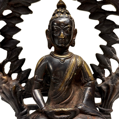 Antike Bronze-Statue eines Shakyamuni Buddha aus dem Himalaya, 17.-18. Jh., feuervergoldet, mit prachtvoller Aureole, 35 cm, 5,4 kg, Lot 406.