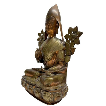 Antike feuervergoldete Bronze-Statue eines Gelug-Lamas (Tsongkhapa), Ladakh/Himalaya, 18.-19. Jh., 40 cm hoch, 5 kg schwer