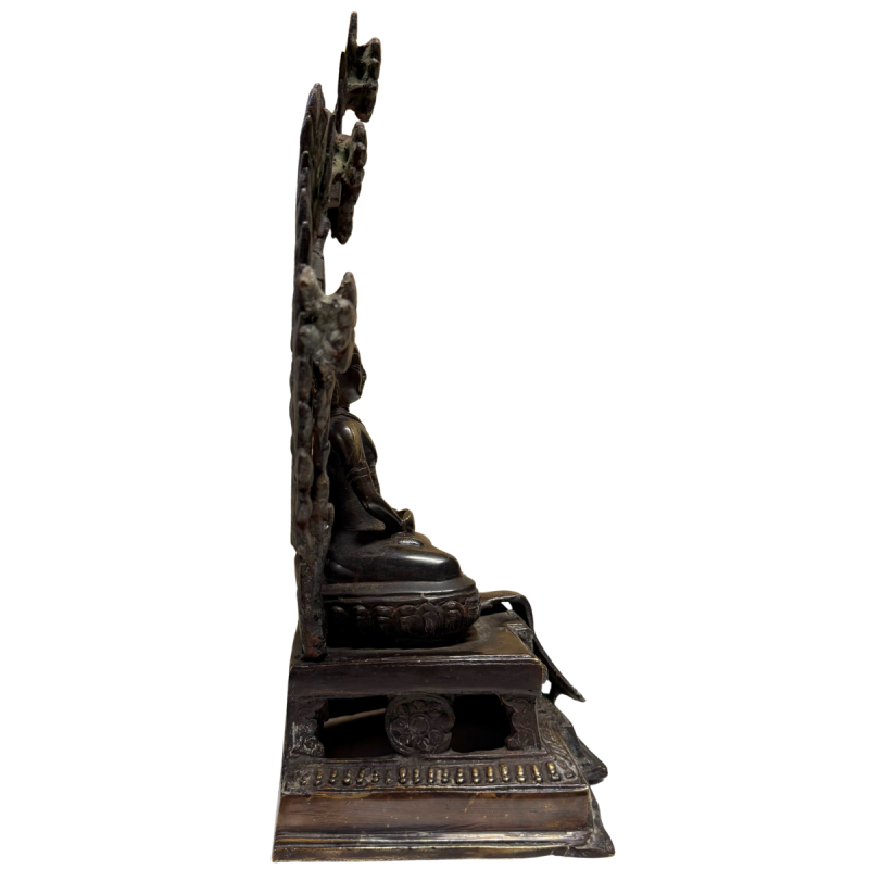 Antiker feuervergoldeter Shakyamuni Buddha mit abnehmbarer Aureole, Himalaya-Region, 17.-18. Jahrhundert, 35 cm hoch, 5,4 kg schwer