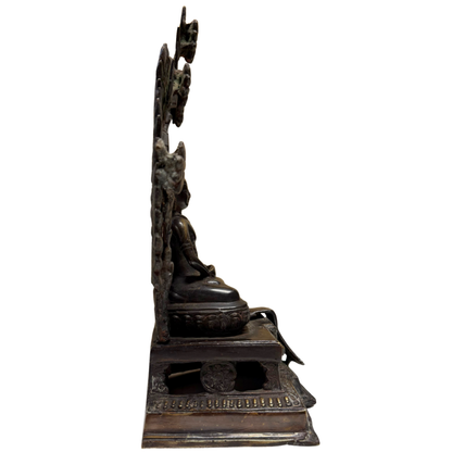 Antiker feuervergoldeter Shakyamuni Buddha mit abnehmbarer Aureole, Himalaya-Region, 17.-18. Jahrhundert, 35 cm hoch, 5,4 kg schwer