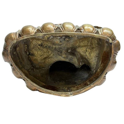 Antike feuervergoldete Lama-Skulptur (Tsongkhapa) aus Ladakh, 18.-19. Jahrhundert, 40 cm hoch, 5 kg schwer, massive Bronze mit Lotusbasis