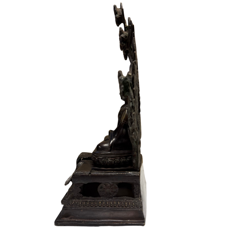 Museale Shakyamuni Buddha Statue, Newar-Tibet Stil, feuervergoldete Bronze, 17.-18. Jahrhundert, 35 cm hoch, 5,4 kg schwer, mit dekorativer Aureole