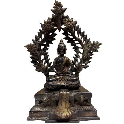 Antiker feuervergoldeter Shakyamuni Buddha aus dem Himalaya mit kunstvoller Aureole, 17.-18. Jahrhundert, 35 cm hoch, 5,4 kg, Newar-Tibet Stil