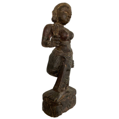Detail Holzfigur Lakshmi – Nepal mit klarer Holzstruktur und natürlicher Alterung | 1stBuddha