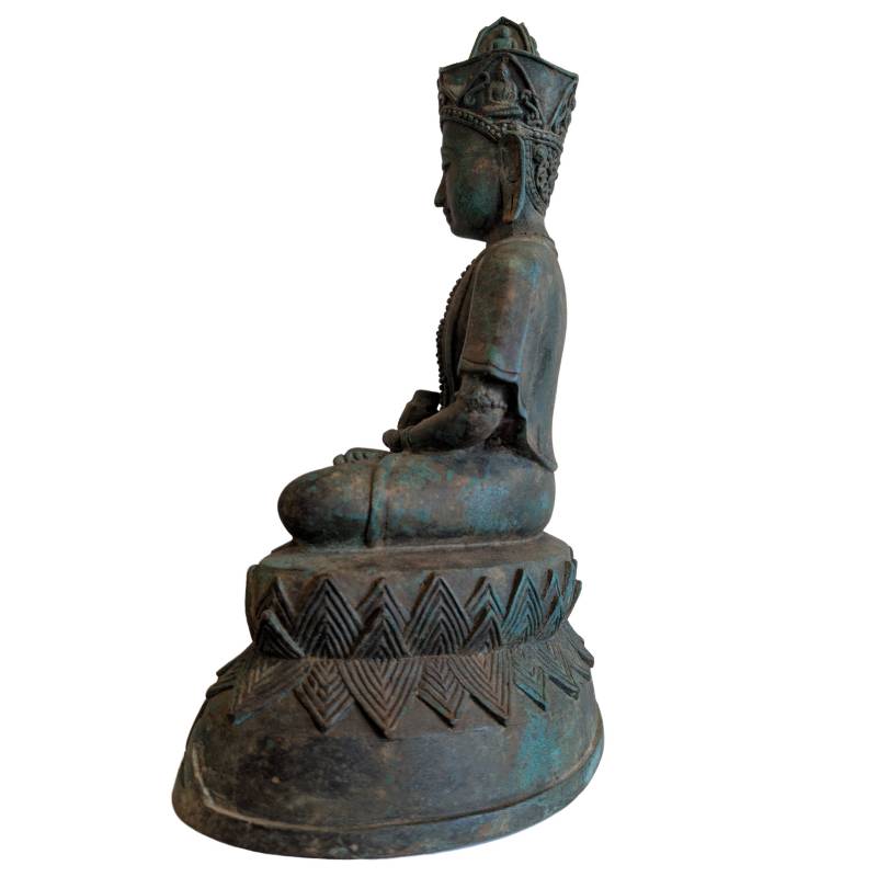 Antike Bronzestatue des Avalokiteshvara mit deutlichem Khmer-Einfluss, Darstellung mit ritueller Kundika und Buddha-Krone, massive Qualität, Lot 150.