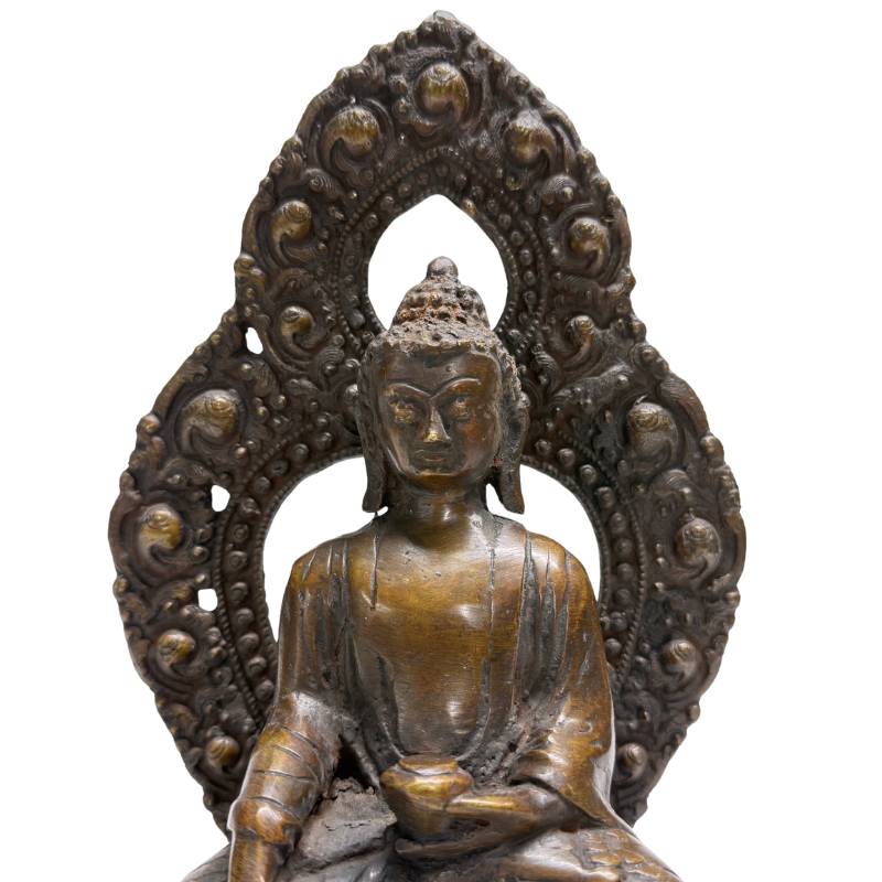 Antike Bronze-Buddhas aus einer Himalaya-Kollektion, 19. Jahrhundert, Lot 462, Paar mit Resten originaler Feuervergoldung, handgearbeitete nepalesische Sakralkunst, Lotusbasis und Mandorla, 1stbuddha.