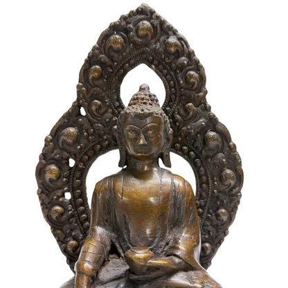 Antike Bronze-Buddhas aus einer Himalaya-Kollektion, 19. Jahrhundert, Lot 462, Paar mit Resten originaler Feuervergoldung, handgearbeitete nepalesische Sakralkunst, Lotusbasis und Mandorla, 1stbuddha.
