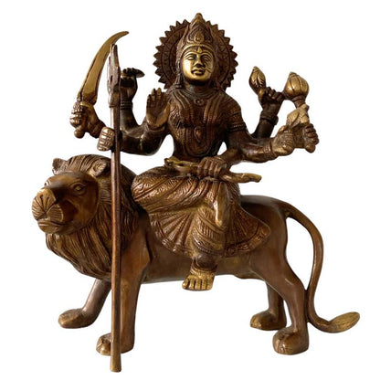 Antike Durga-Statue aus Bronze auf einem Löwen, Symbol für Kraft und Schutz.