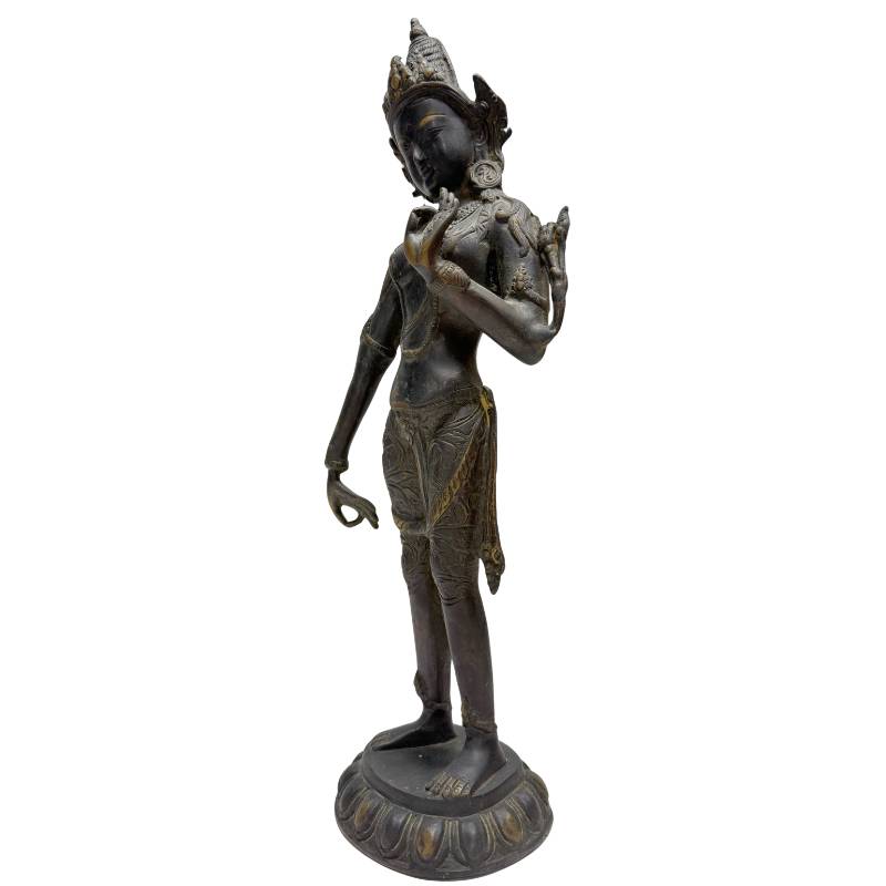 Rückansicht der Tara-Skulptur mit fein gearbeiteten Gewändern.