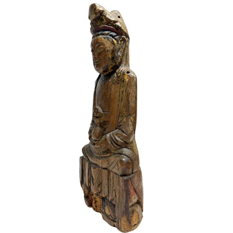 antike guanyin figur aus holz mit gewachsener dunkler patina
