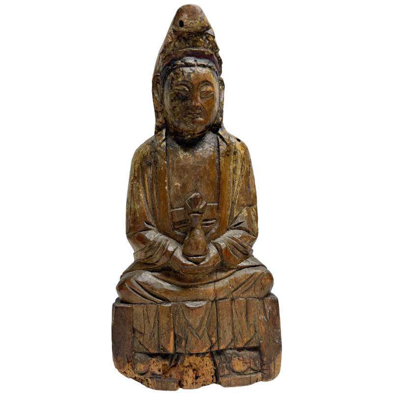 antike guanyin holzfigur aus china mit natürlicher patina und ruhiger ausstrahlung

