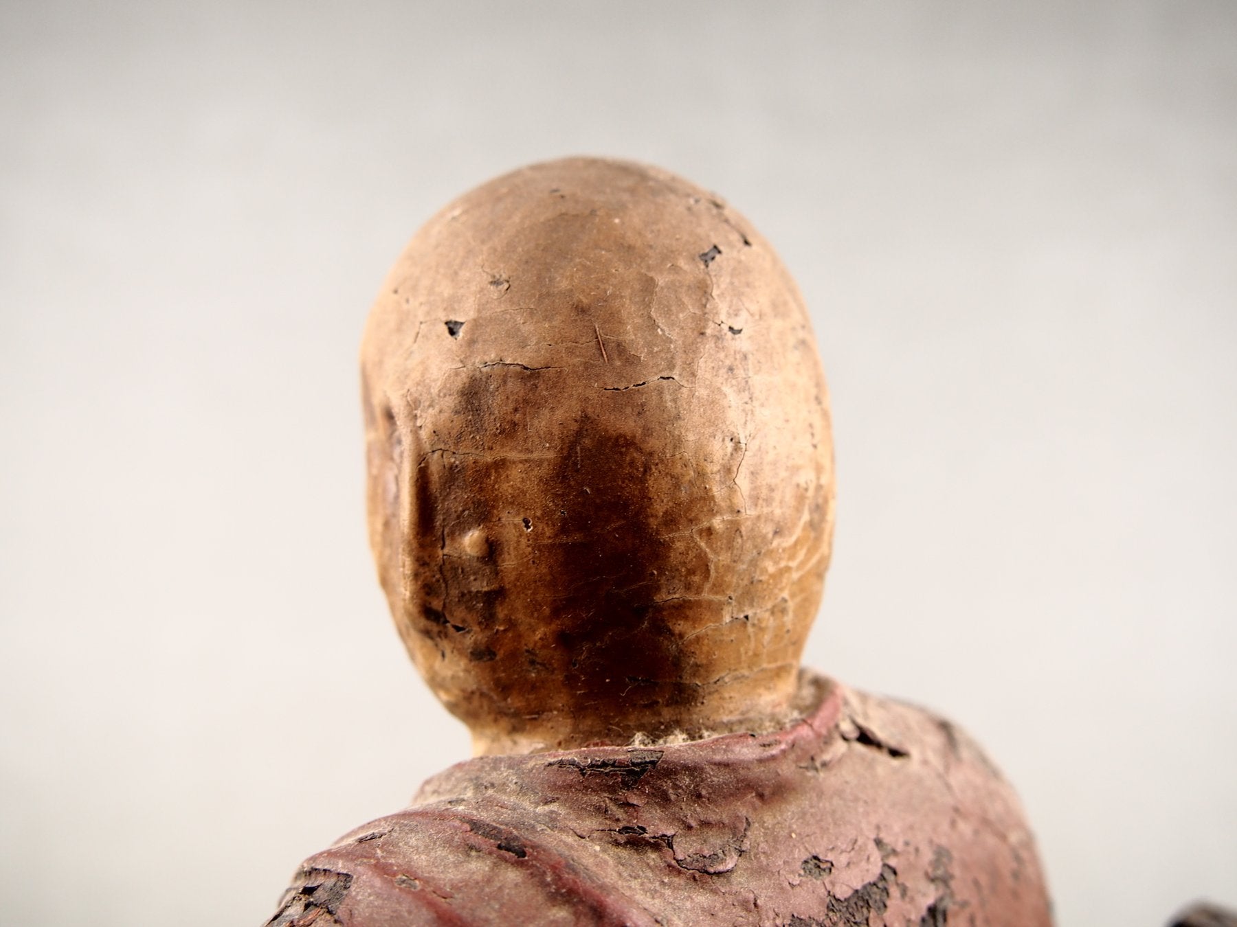 Antike buddhistische Holzfigur eines japanischen Mönchs
