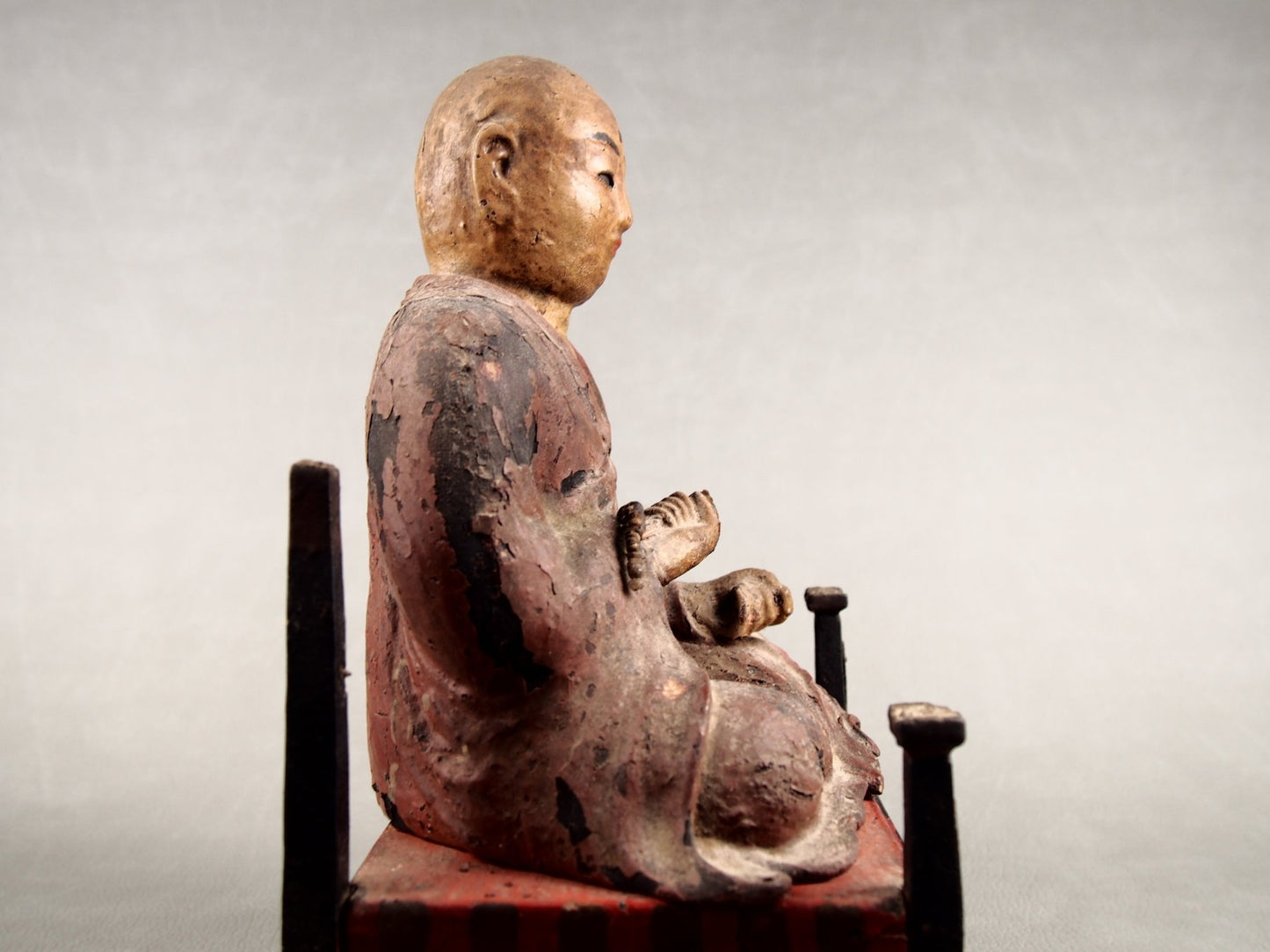 Antike religiöse Figur aus einem japanischen Holzschrein

