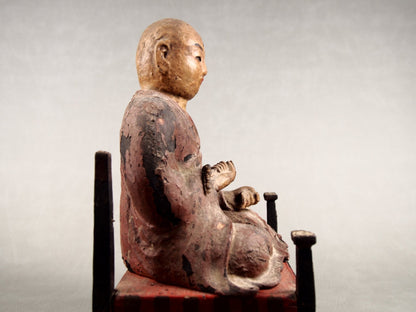 Antike religiöse Figur aus einem japanischen Holzschrein
