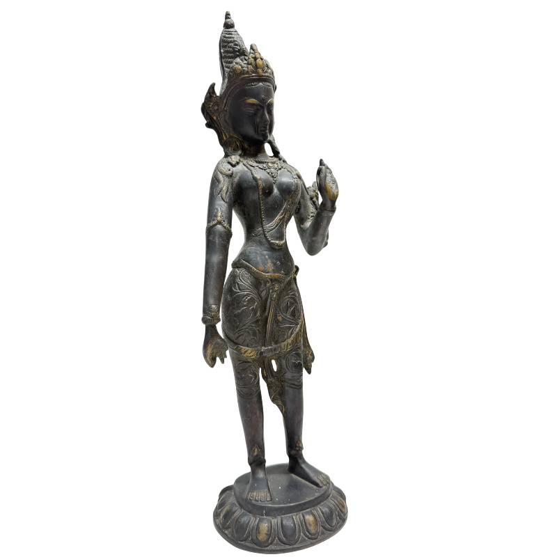 Vorderansicht der Bronze-Tara Bodhisattva auf einem Lotusthron.