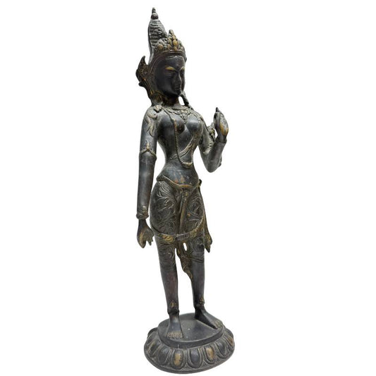 Vorderansicht der Bronze-Tara Bodhisattva auf einem Lotusthron.