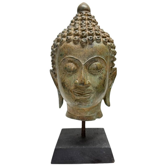 Antiker Buddhakopf aus Bronze, Südostasien, 19. Jahrhundert, Lot 452, 25 cm hoch, 1,5 kg, grünbraune Patina, fein ziseliert mit Spirallocken, meditativer Ausdruck, 1stbuddha Expertise.