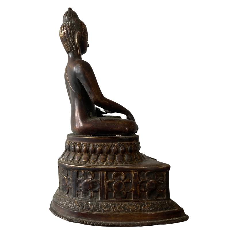 Antiker Himalaya-Buddha aus Bronze mit vielschichtiger Patina und Mineralablagerungen