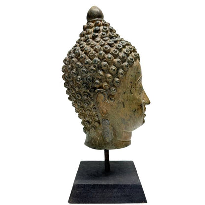 Antiker Buddhakopf aus Bronze mit serenem Ausdruck, 19. Jahrhundert, Lot 452, 25 cm hoch, 1,5 kg, Südostasien, fein gearbeitete Spirallocken, grünbraune Patina, 1stbuddha Expertise.