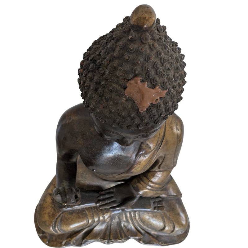 Detailansicht einer antiken chinesischen Buddha-Statue aus Bronze mit Oxidation und Patina