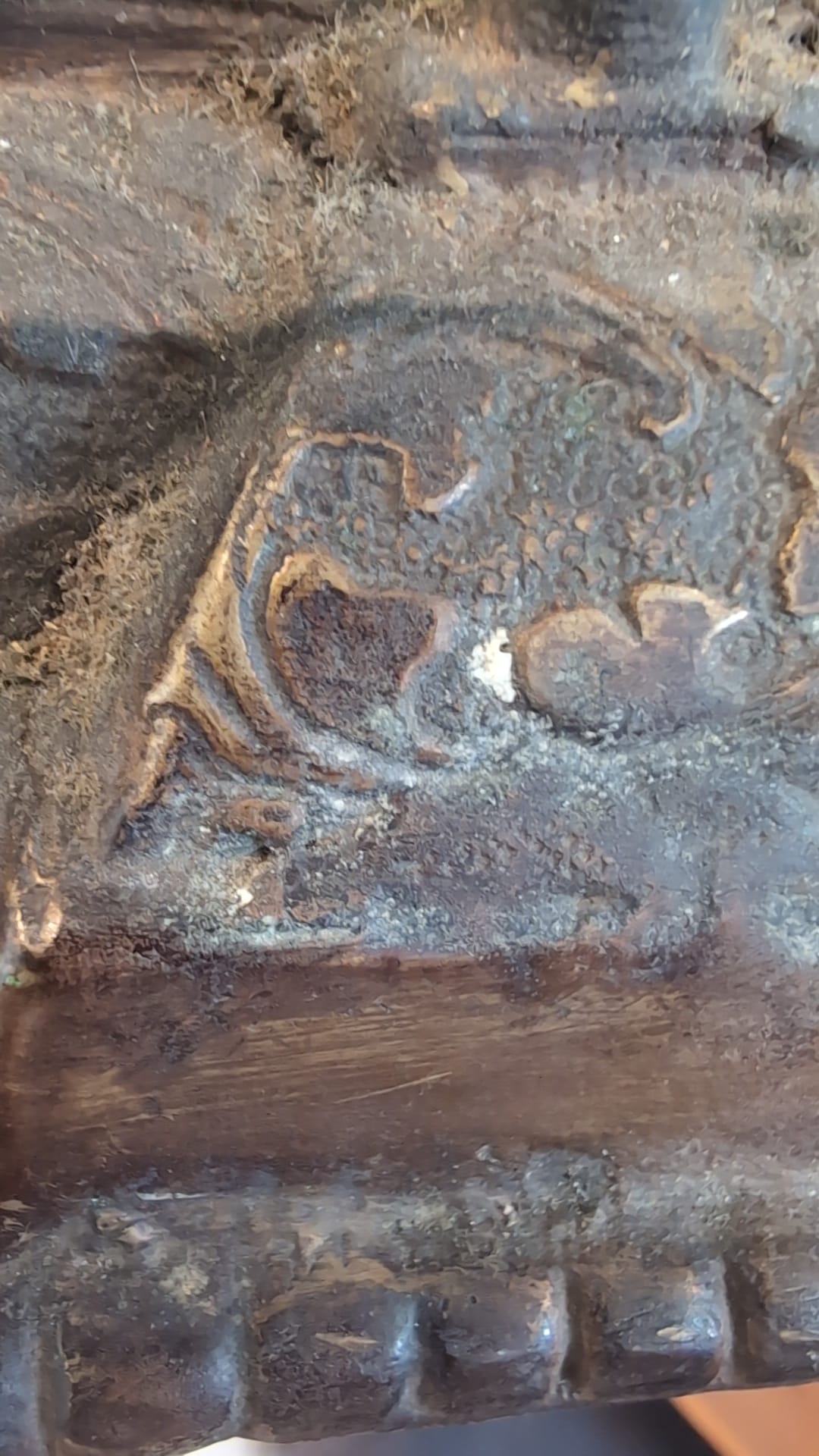 Oberflächenalterung einer antiken Himalaya-Buddha-Statue aus Bronze