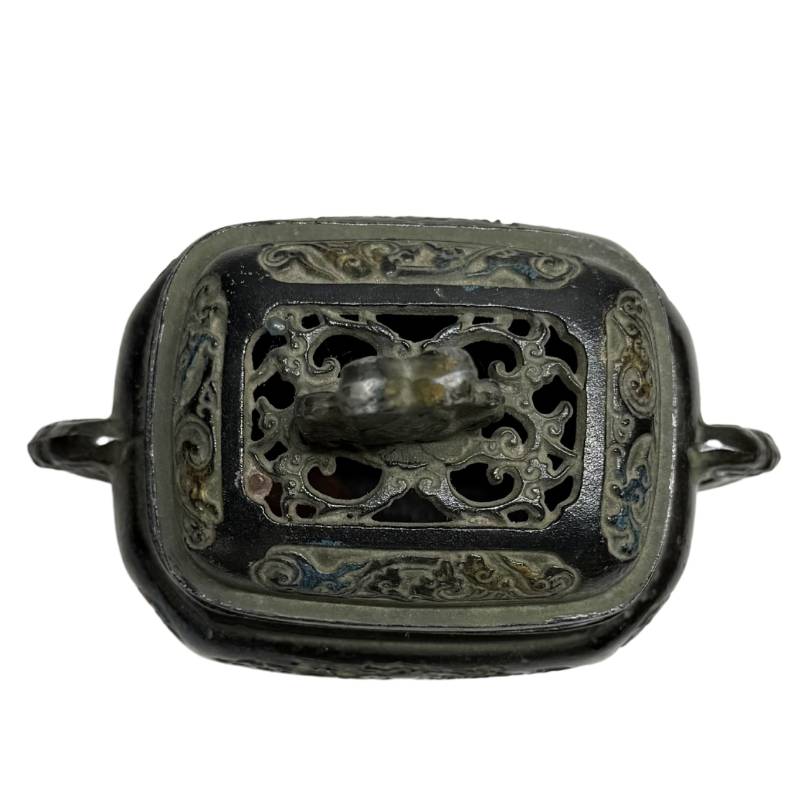 Detail der geschwungenen Bronze-Griffe im typischen Stil der japanischen Meiji-Ära
